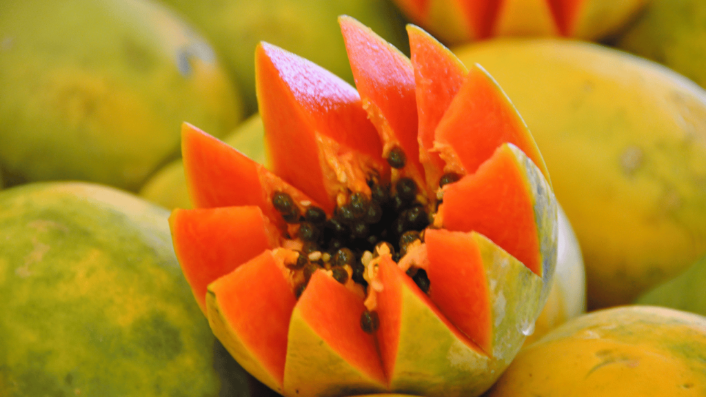 Papaya contains several compounds with anti-inflammatory properties, such as flavonoids and beta-carotene. 